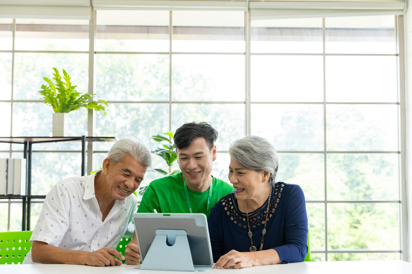 Senior couple getting help comparing plans on a tablet